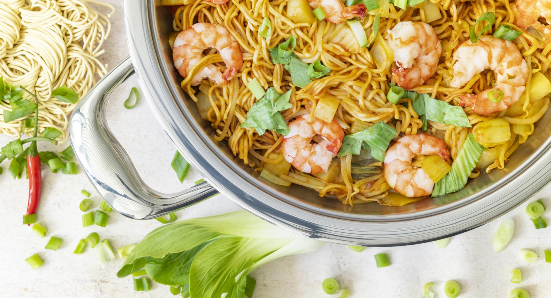 Piatto di pasta asiatico con gamberetti 