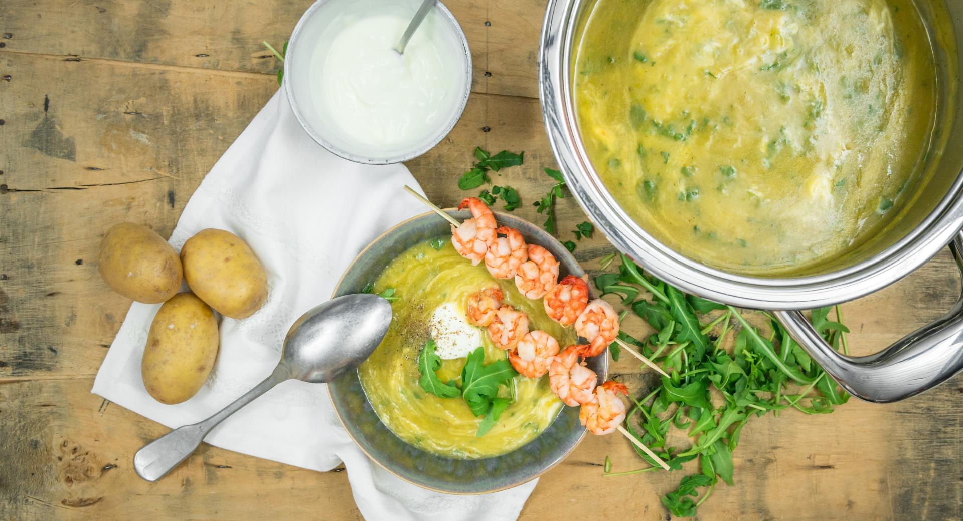 Zuppa di patate e rucola con gamberetti