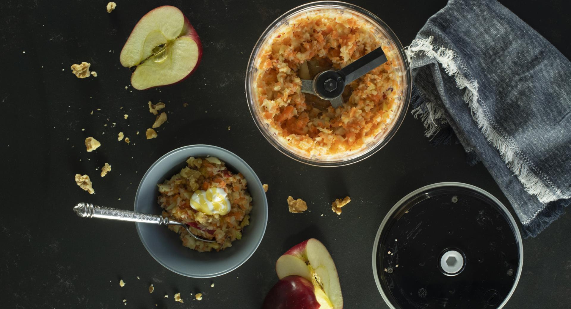 Insalata di mele, carote e noci