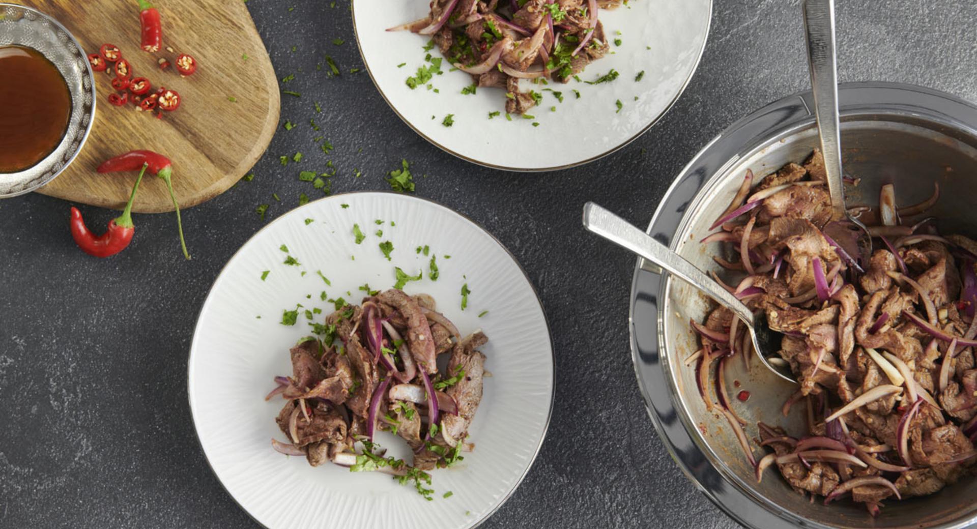 Insalata tailandese con bistecca di manzo