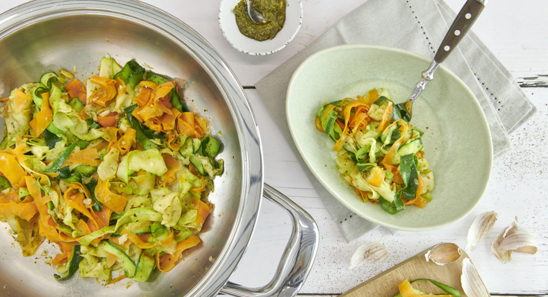 Spaghetti di verdure con pesto