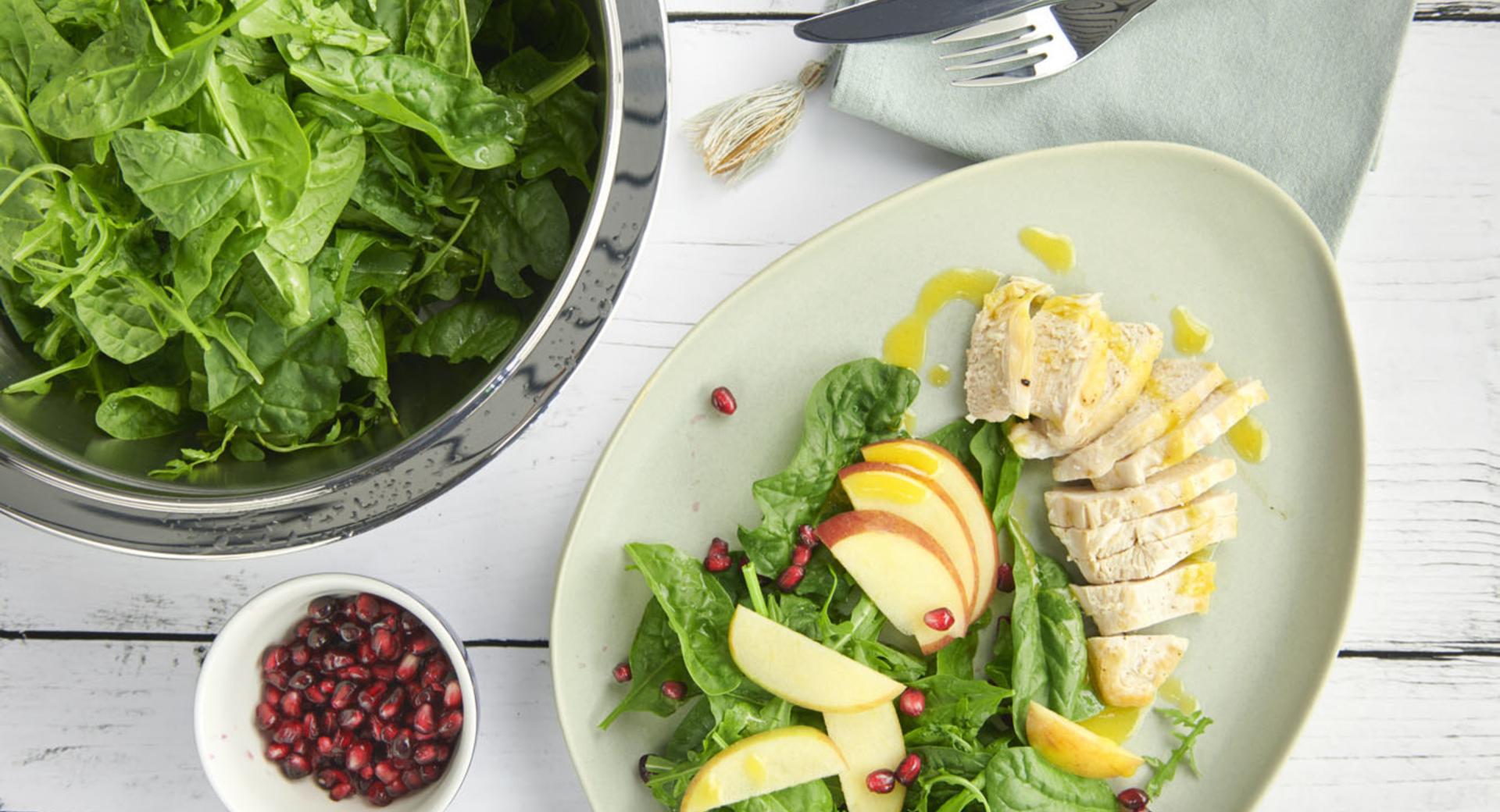 Insalata con strisce di pollo e mele