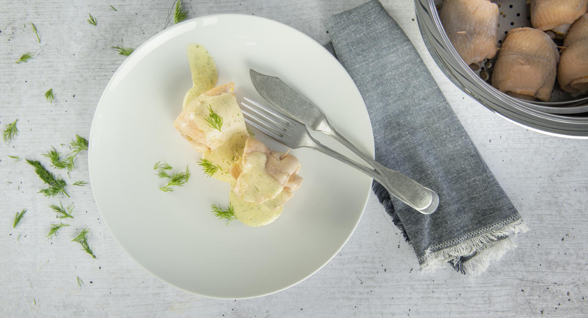 Involtini di salmerino su mousse di aneto e cetrioli