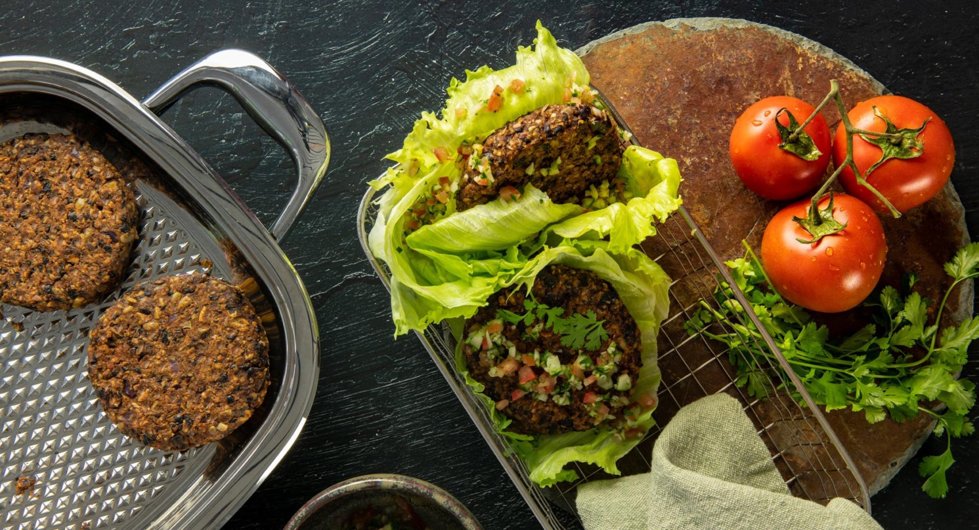 Hamburger di fagioli in foglia di insalata