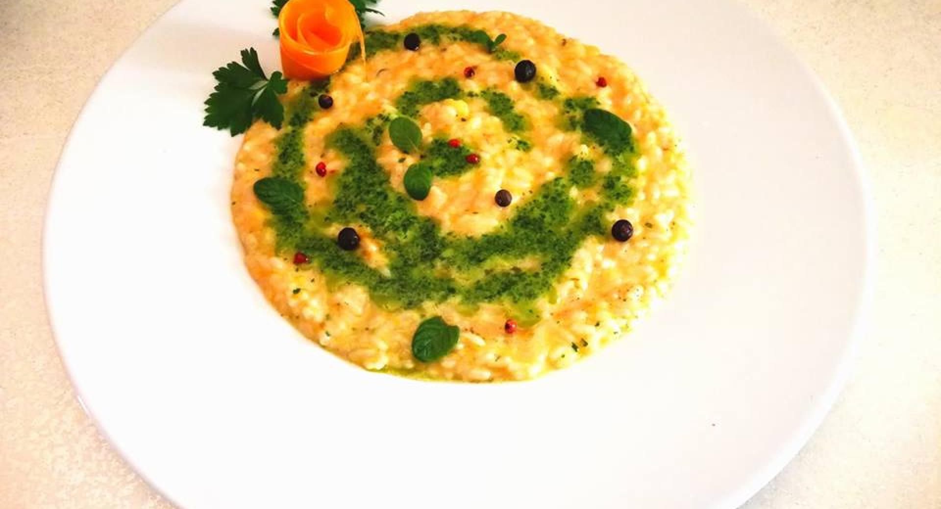 Risotto con zucca, formaggio morbido ,pesto di prezzemolo e menta bacche di ginepro e pepe rosa