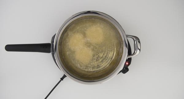 Al suono di Audiotherm, abbassare Navigenio a livello 4 e immergere le prime pizzette nell'olio. Coprire nuovamente con il coperchio e proseguire la cottura fino al raggiungimento del "punto di girata" di 90°. Ripetere l'operazione con le pizzette rimaste.