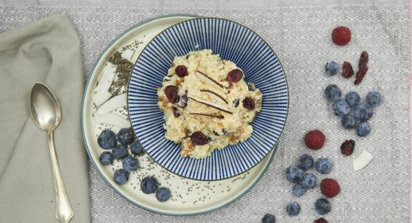 Lasciare riposare il porridge per qualche minuto. Irrorare con lo sciroppo d’acero e servire caldo.