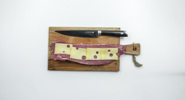 Farcire la lonza con le fette di Emmental, le fette di prosciutto e infine le albicocche tagliate a dadini.