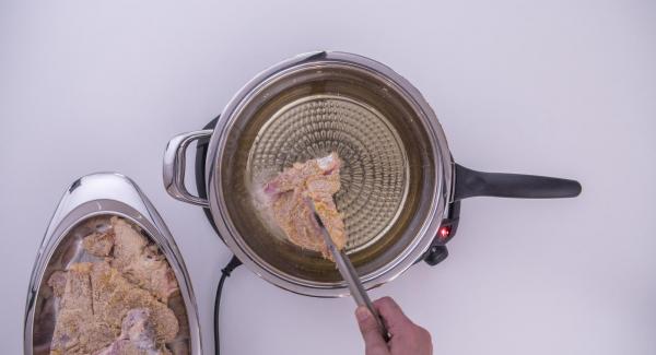 Al suono di Audiotherm, inserire le cotolette, abbassare Navigenio a livello 4, coprire nuovamente la Padella e riposizionare Audiotherm sulla finestra “carne”.