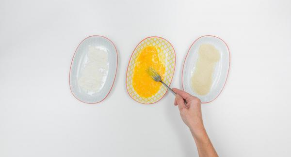 Tagliare il petto di pollo a bocconcini, insaporirli con sale, pepe e paprica. Sbattere l'uovo in un piatto fondo, versare la farina e il pangrattato in due piatti separati.