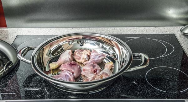 Al suono di Audiotherm, abbassare il calore e rosolare completamente i pezzettini di carne fino a doratura. Aggiungere l'aglio durante la rosolatura.