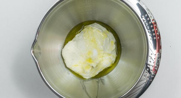 Aggiungere il resto dell’acqua, l’olio e il sale e lavorare bene fino a ottenere un impasto elastico ma non troppo morbido. Lasciar riposare coperto per ulteriori 40 minuti.