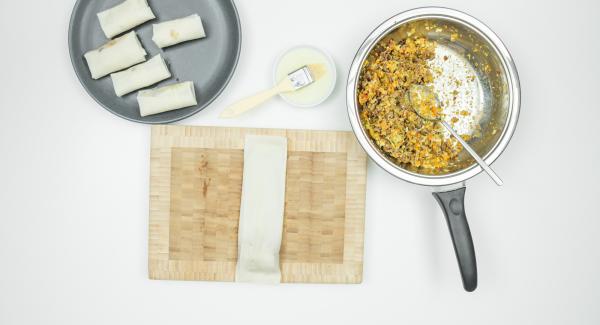 Stendere un foglio di pasta fillo sulla superficie di lavoro. Spennellare velocemente i bordi con l’albume, mettere un cucchiaio di ripieno e arrotolare velocemente fino a formare l’involtino.
