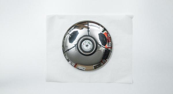 Aiutandosi con un coperchio da 24 cm, ritagliare un disco di carta forno e inserirlo all’interno dell’Inserto “2 in 1”.