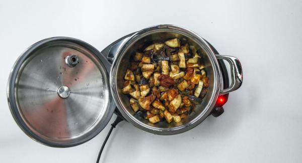 Al suono di Audiotherm, aggiungere la passata di pomodoro e insaporire con sale e pepe.