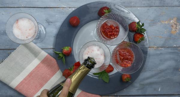 Mettere la purea di fragole e i cubetti di ghiaccio in bicchieri da cocktail e versare il prosecco.