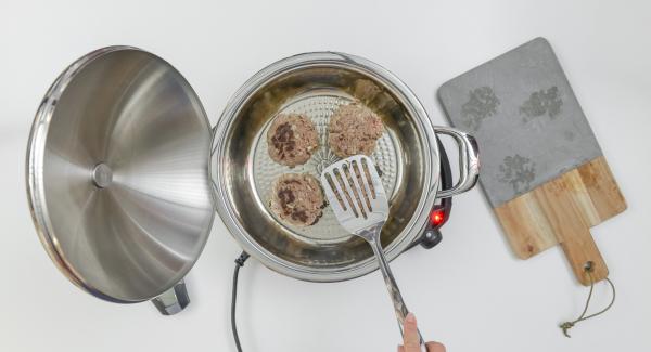 Proseguire la cottura fino al raggiungimento del "punto di girata" di 90°C, girare gli hamburger, chiudere l'Unità con il coperchio e lasciar completare la cottura a fuoco spento per ca. 8 minuti.
