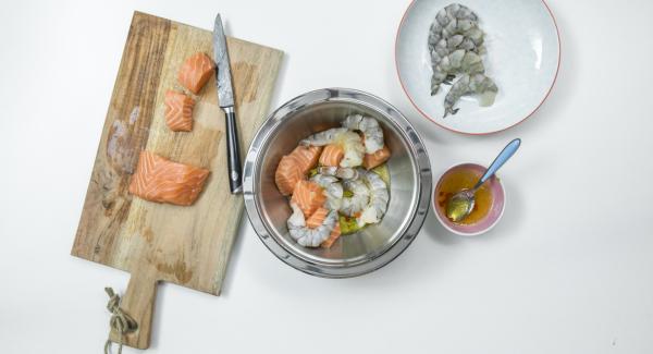 Tagliare il filetto di salmone formando circa 12 dadini. Immergere i dadini di salmone e i gamberetti nella marinata, coprire e lasciar riposare in frigorifero per circa 6 ore.