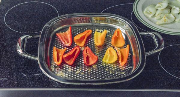 Far rosolare i pezzetti di peperoni nell'Unità Arondo per ca. 1 minuto. Poi coprire con il coperchio e completare la cottura per ca. 5 minuti a fuoco spento.