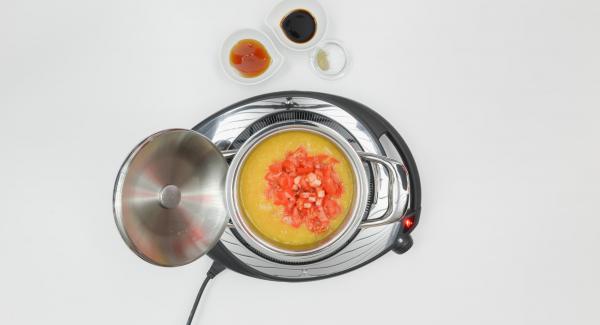 Pulire i pomodori, tagliarli a dadini e aggiungerli alla salsa all'interno dell'Unità. Impostare il fornello a calore alto e posizionare Audiotherm sulla finestra "verdura" dopo aver impostato un tempo di 5 minuti.