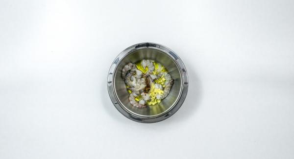 Pelare lo zenzero e tagliarlo a cubetti. Condire i gamberi con olio di oliva, peperoncino in polvere e succo di limone. Lasciar marinare per ca. 1 ora.