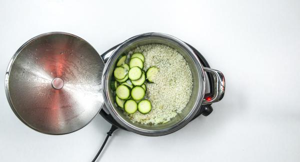 Inserire il riso e le zucchine all'interno dell'Unità e proseguire brevemente la rosolatura. Aggiungere il brodo vegetale, mescolare e chiudere l'Unità di cottura con Secuquick 24 cm.