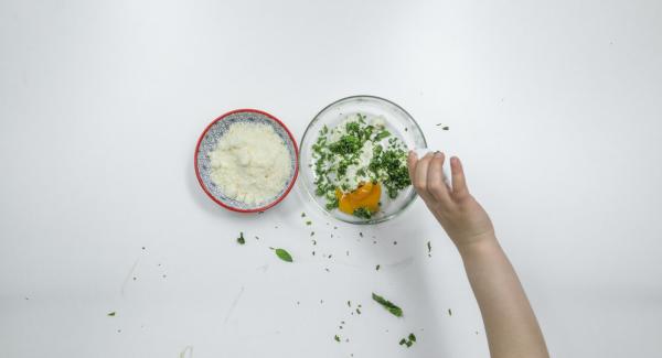 Tritare finemente le foglie di basilico e mescolarle con la ricotta o il formaggio fresco, il parmigiano e il tuorlo d’uovo.