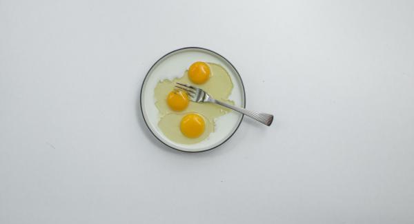 Montare le uova insieme al latte e immergere il pancarrè farcito nel miscuglio ottenuto.