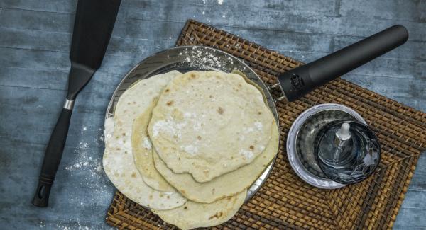 Farcire la focaccia a piacere o utilizzarla come accompagnamento.