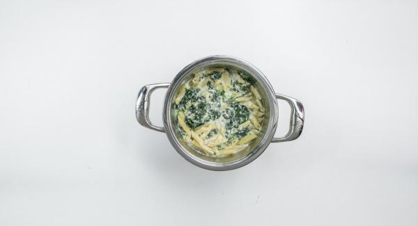 Mescolare la ricotta con l’uovo e unirli alla pasta. Insaporire con sale, pepe e noce moscata e cospargere con il formaggio grattugiato.