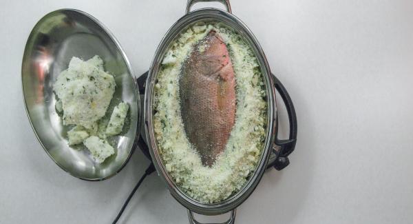 Al suono di Audiotherm, rimuovere con cautela la crosta di sale, sfilettare il pesce e servire condito con un filo di olio di oliva.