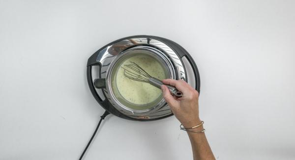 Rimuovere il baccello di vaniglia, spremere la gelatina e scioglierla nella miscela cremosa mescolando per evitare la formazione di grumi.