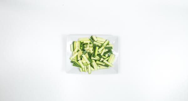 Pulire e tagliare le zucchine a strisce più o meno grandi quanto la pasta.