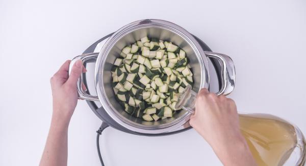 Pulire le zucchine e tagliarle a dadini. Inserire le zucchine all'interno dell'Unità di cottura insieme al brodo vegetale.