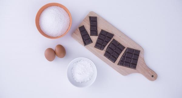 Disporre gli ingredienti sul piano.