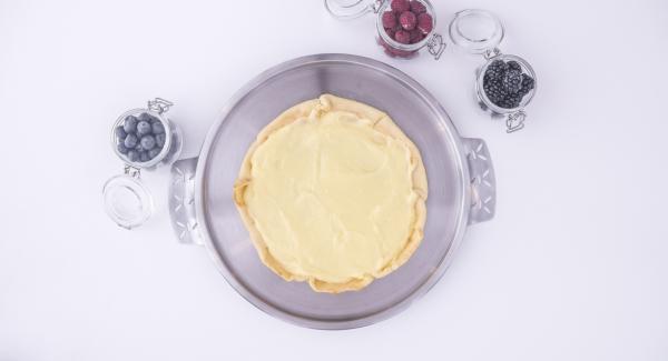 Non appena la torta si sarà raffreddata, estrarla dall'Unità 24 cm 2,5 l e aggiungervi la crema pasticcera. Farla raffreddare completamente, aggiungere i frutti di bosco e gustare.