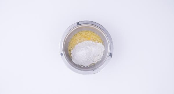 Sbucciare la pera e tritarla con l'ausilio di Tritamix. Montare in una Bacinella Combi le uova con lo zucchero. Aggiungere la farina e una fiala di aroma alla mandorla. Infine, aggiungere la ricotta, il lievito, le gocce di cioccolato e la pera tritata. Amalgamare bene il tutto.