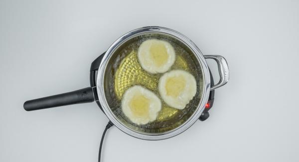 Friggere allo stesso modo le restanti frittelle, eventualmente aumentando leggermente il livello di Navigenio.