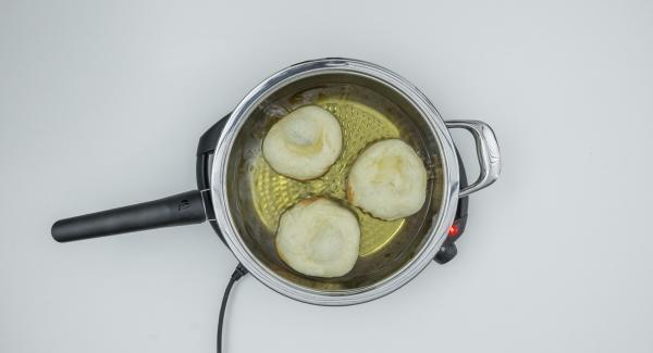 Friggere allo stesso modo le restanti frittelle, eventualmente aumentando leggermente il livello di Navigenio.