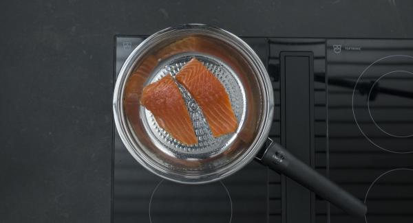 Al suono di Audiotherm, abbassare il calore. Disporre i filetti di salmone nella Padella e coprire con il coperchio. Con l’ausilio di Audiotherm, arrostire il primo lato fino a raggiungere il “punto di girata” a 90° C. Girare il salmone, coprire con il coperchio e, a seconda dello spessore, farlo riposare per ca. 3 minuti a fornello spento.