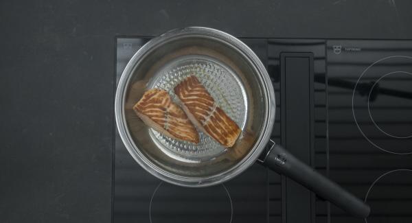 Al suono di Audiotherm, abbassare il calore. Disporre i filetti di salmone nella Padella e coprire con il coperchio. Con l’ausilio di Audiotherm, arrostire il primo lato fino a raggiungere il “punto di girata” a 90° C. Girare il salmone, coprire con il coperchio e, a seconda dello spessore, farlo riposare per ca. 3 minuti a fornello spento.