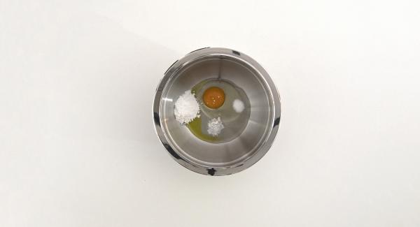 Versare in una Bacinella Combi 20 cm l’uovo, 1 cucchiaio di zucchero a velo, la vanillina, il lievito, l’olio evo e il succo di limone. Aggiungere la farina a pioggia e impastare.