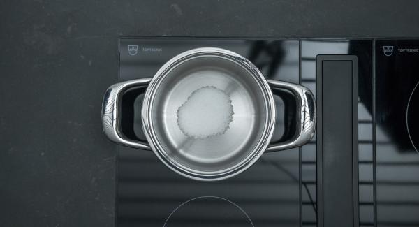 Mettere 1 cucchiaio di zucchero in una Unità di cottura piccola, posizionare sul fornello e scaldare a calore massimo. Quando lo zucchero inizia a sciogliersi, ridurre il calore. Aggiungere gradualmente 60 g di zucchero e caramellare.