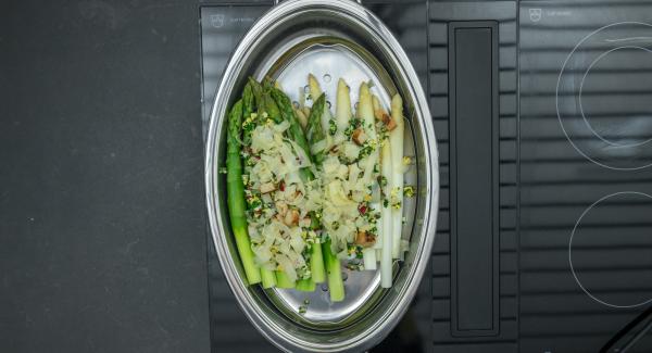 Aggiungere nell'Ovale sopra gli asparagi il misto di erbe e verdure e i cubetti di pane, condire con sale e pepe. Cospargere sopra le scaglie di parmigiano e servire immediatamente.