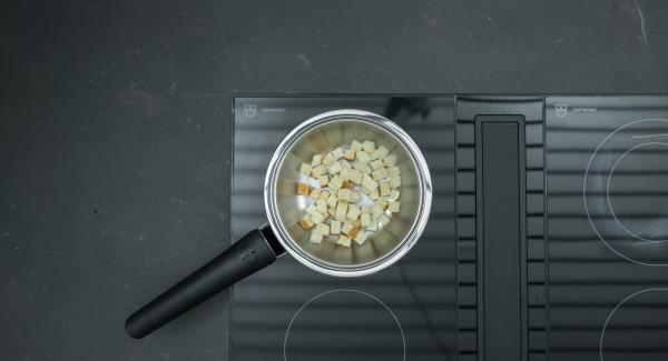 Tagliare le fette di pane a cubetti. Mettere i cubetti nella Sauteuse e tostare.