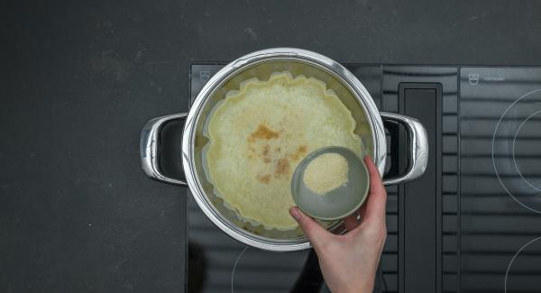 Togliere Navigenio, cospargere il pangrattato sulla pasta sfoglia, aggiungere le taccole, cospargere con la cipolla e il prosciutto. Versare l'impasto con l'uovo,  distribuire il formaggio e spegnere fornello.