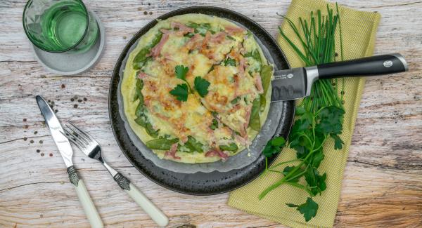 Togliere Navigenio, lasciar raffreddare un poco ed estrarre la torta salata dall'Unità. Tagliare a pezzi e servire.