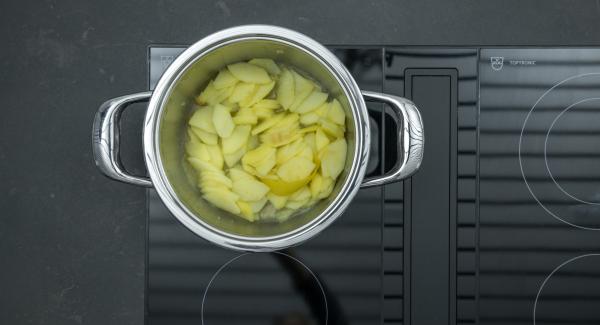 Al suono di Audiotherm, abbassare il calore e terminare la cottura. Lasciar raffreddare le mele. Rimuovere la scorza di limone.