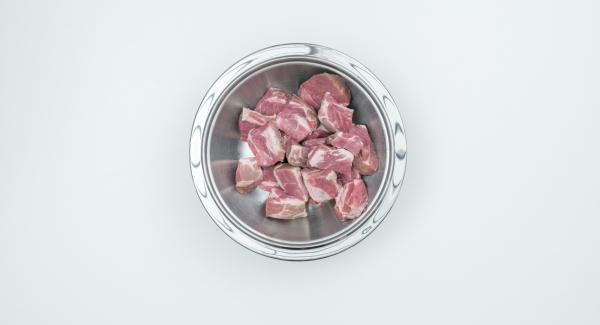 Tagliare la carne a cubetti, di giusta grandezza per un boccone. Metterli in una bacinella Combi 20 cm.