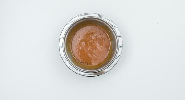 Per la salsa, spremere il succo di lime. In una bacinella Combi 16 cm, mescolarlo insieme alla salsa
Worcestershire, la salsa di soia, il ketchup, il concentrato di pomodoro, il miele, la senape e l’olio.
